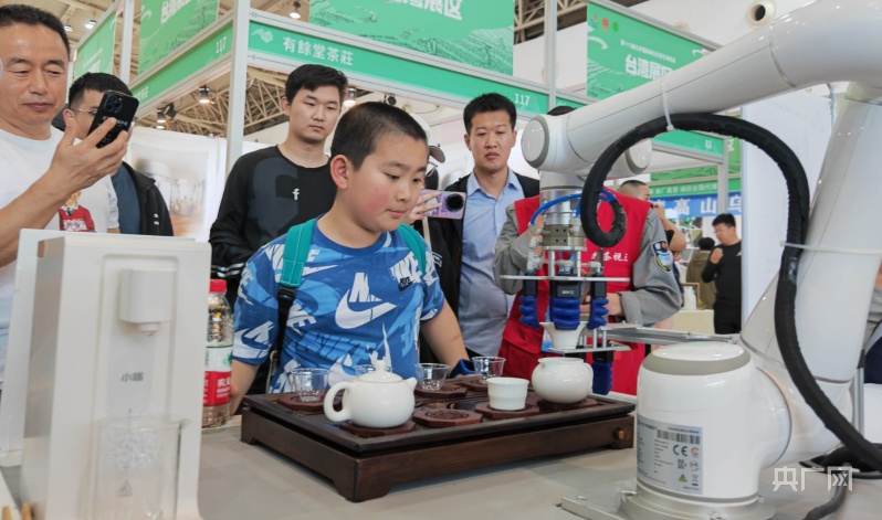 茶博会上机器人“秀茶艺”(图1)