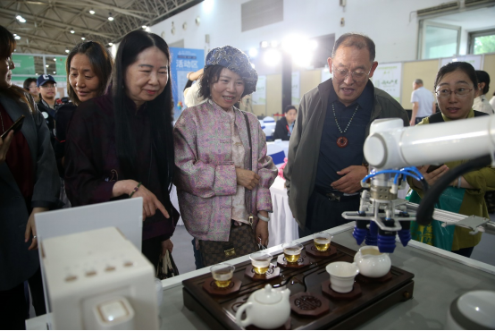 千年茶文化遇上高科技茶博会上机器人“秀茶艺”(图1)