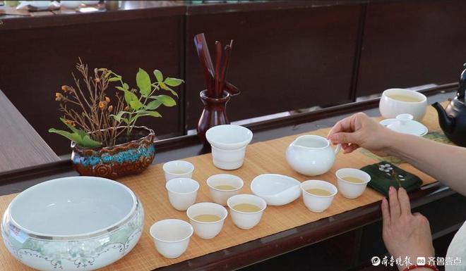 im电竞：品茶香 学茶艺！庆云县徐园子乡举办“生活中的茶礼仪”专题讲座(图2)